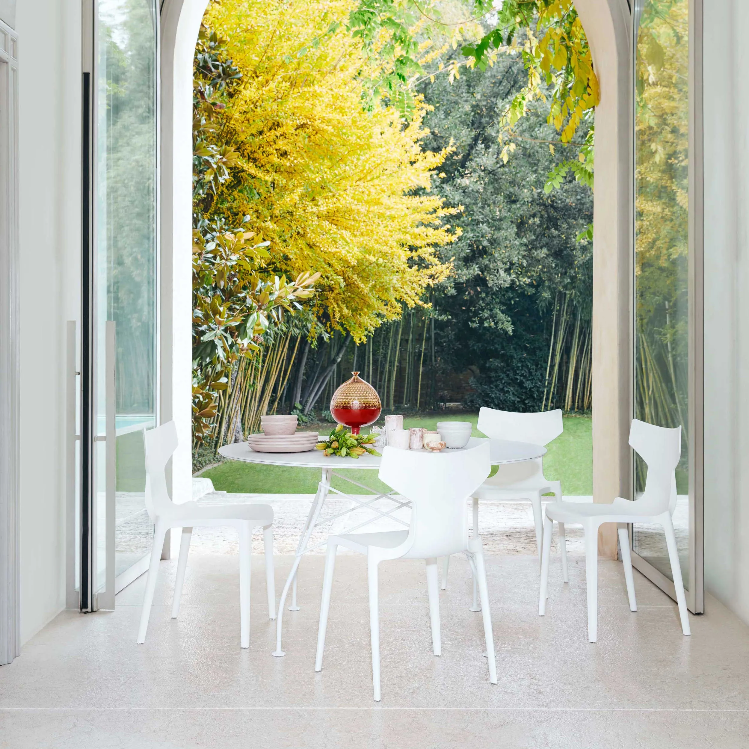 Glossy Outdoor Round Dining Table