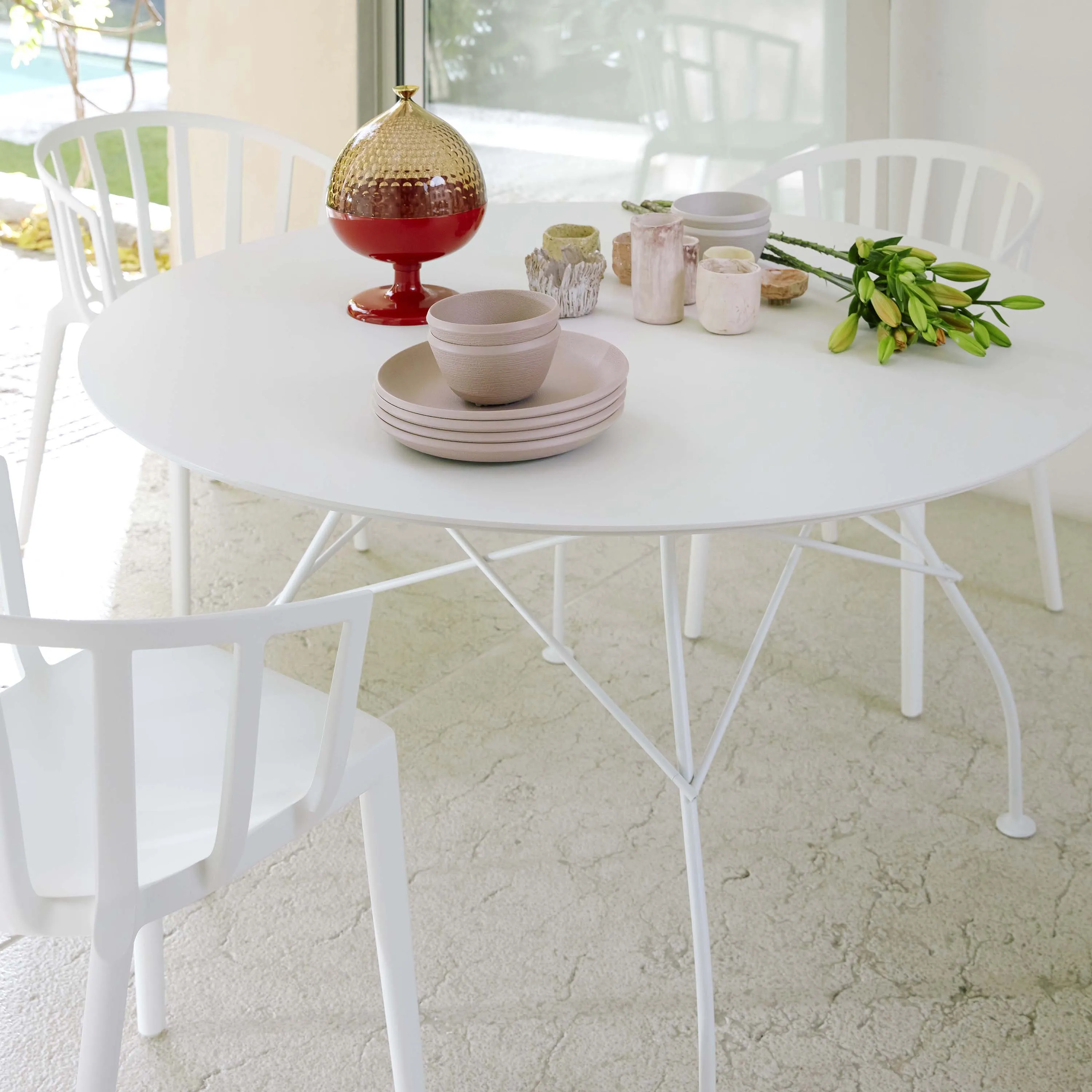 Glossy Outdoor Round Dining Table