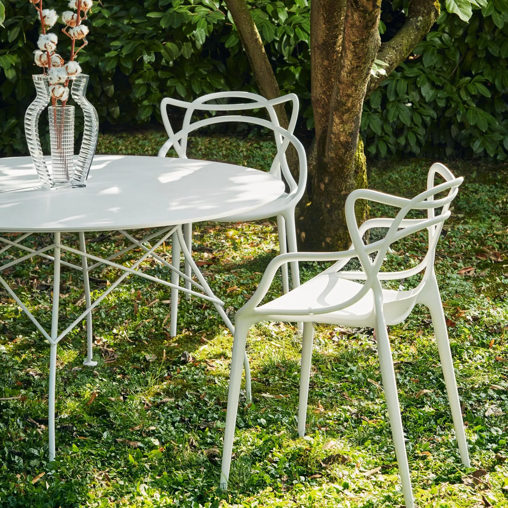 Glossy Outdoor Round Dining Table