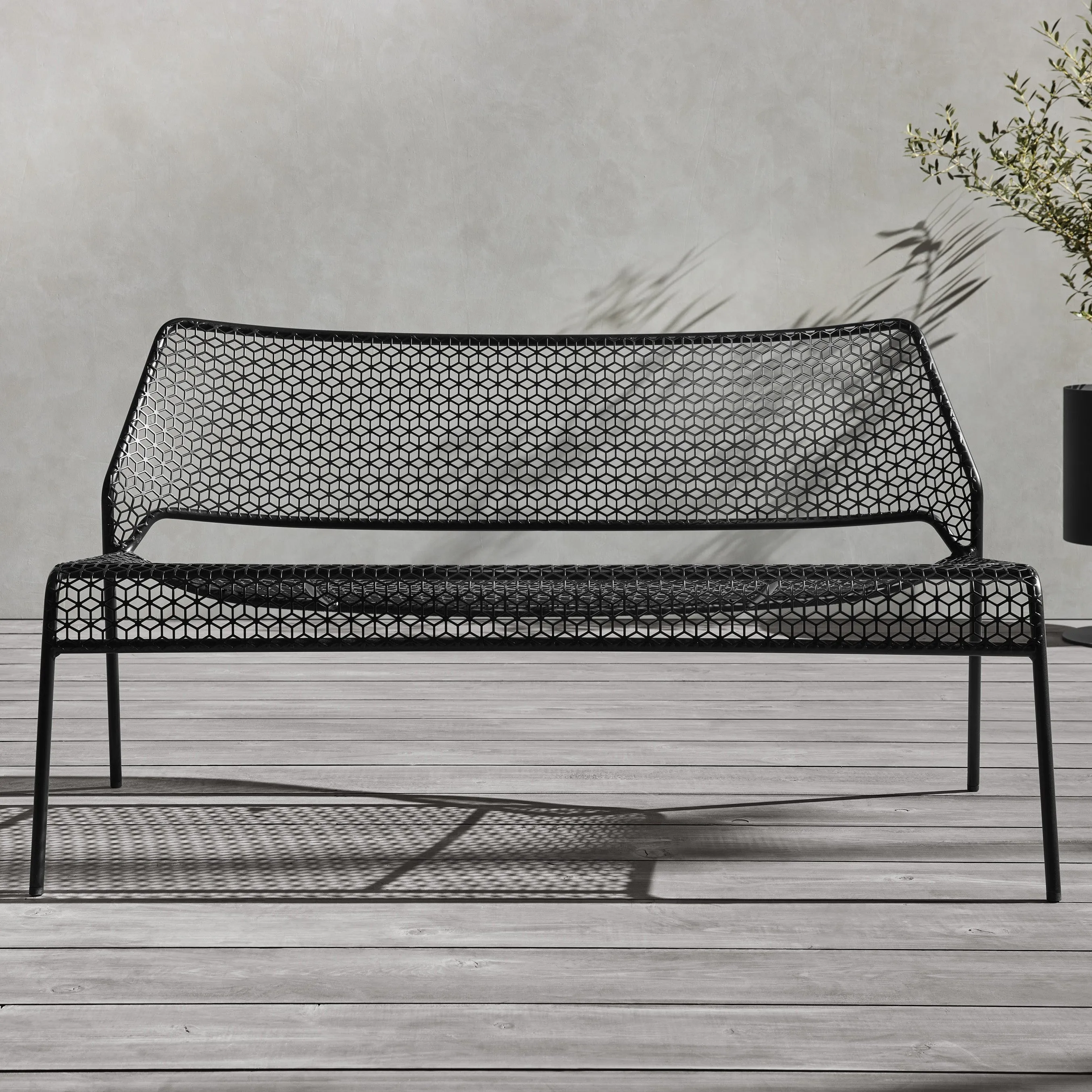 Hot Mesh Settee