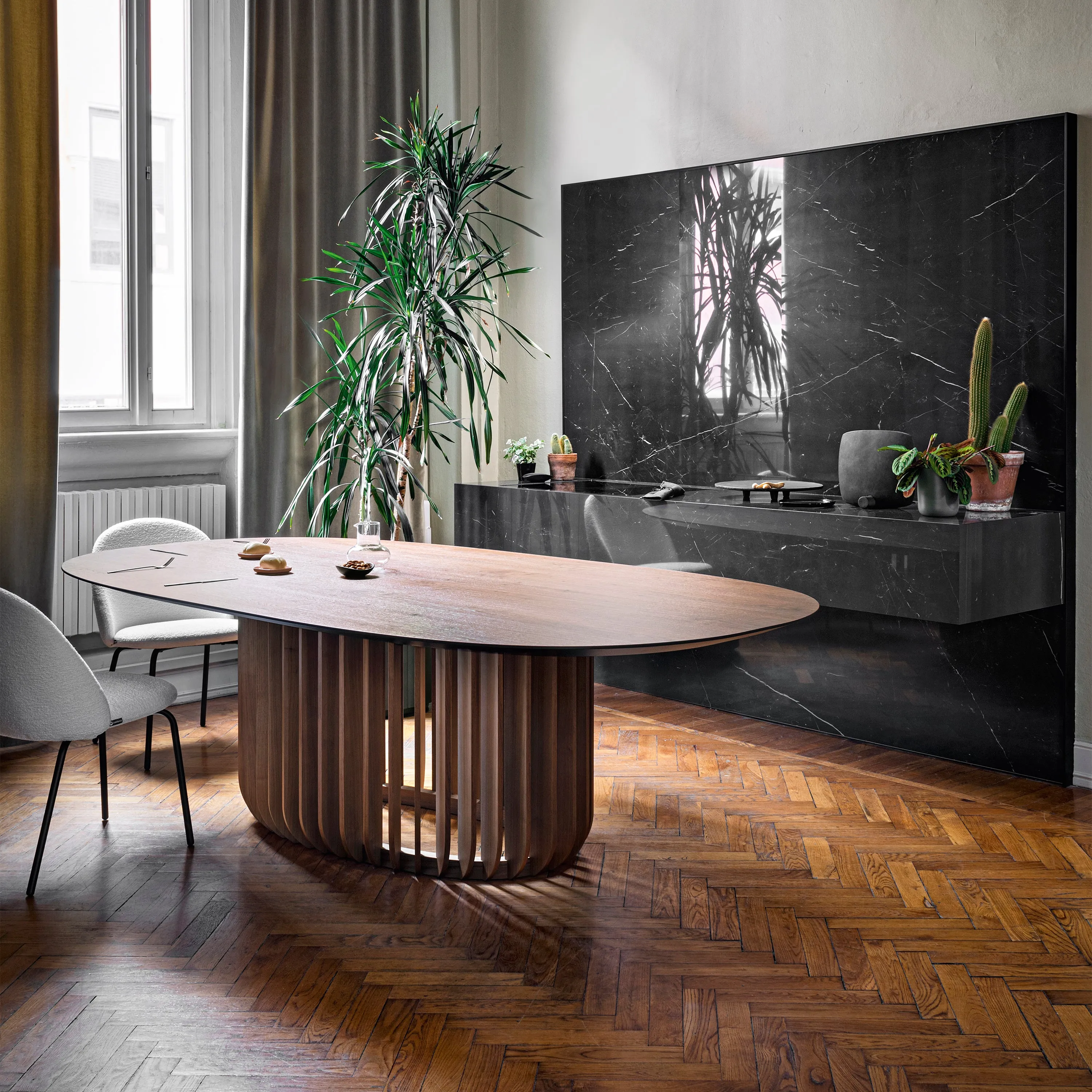 Juice Oval Dining Table