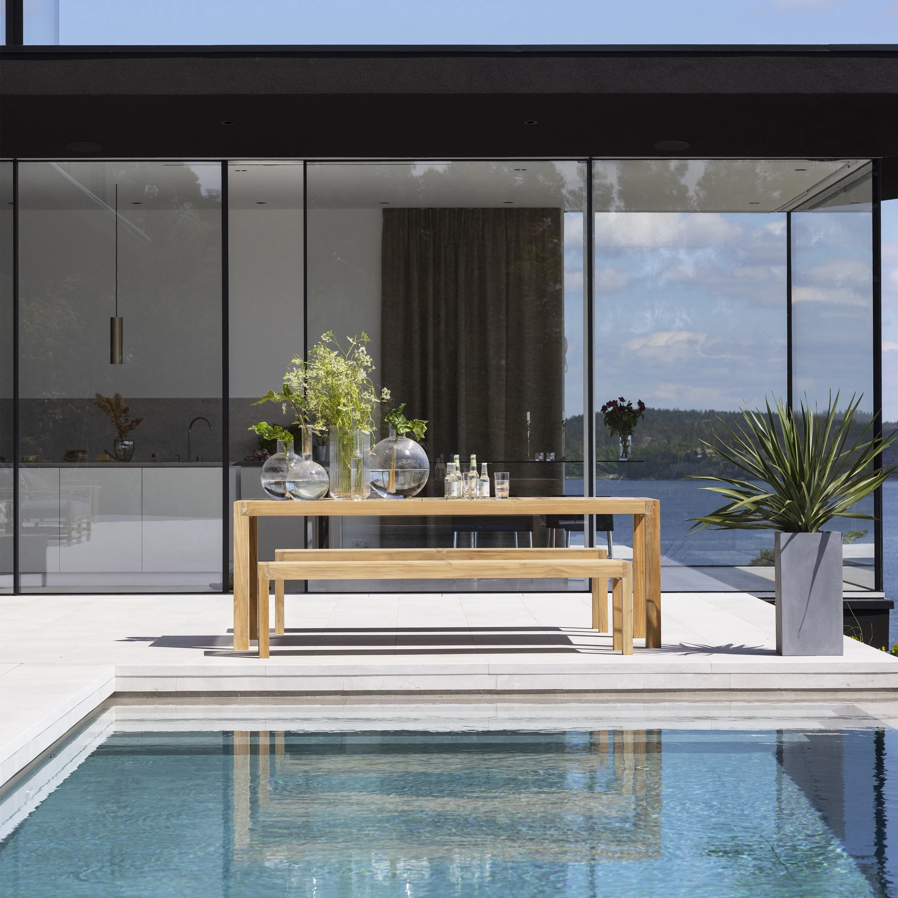 Lakns Dining Table