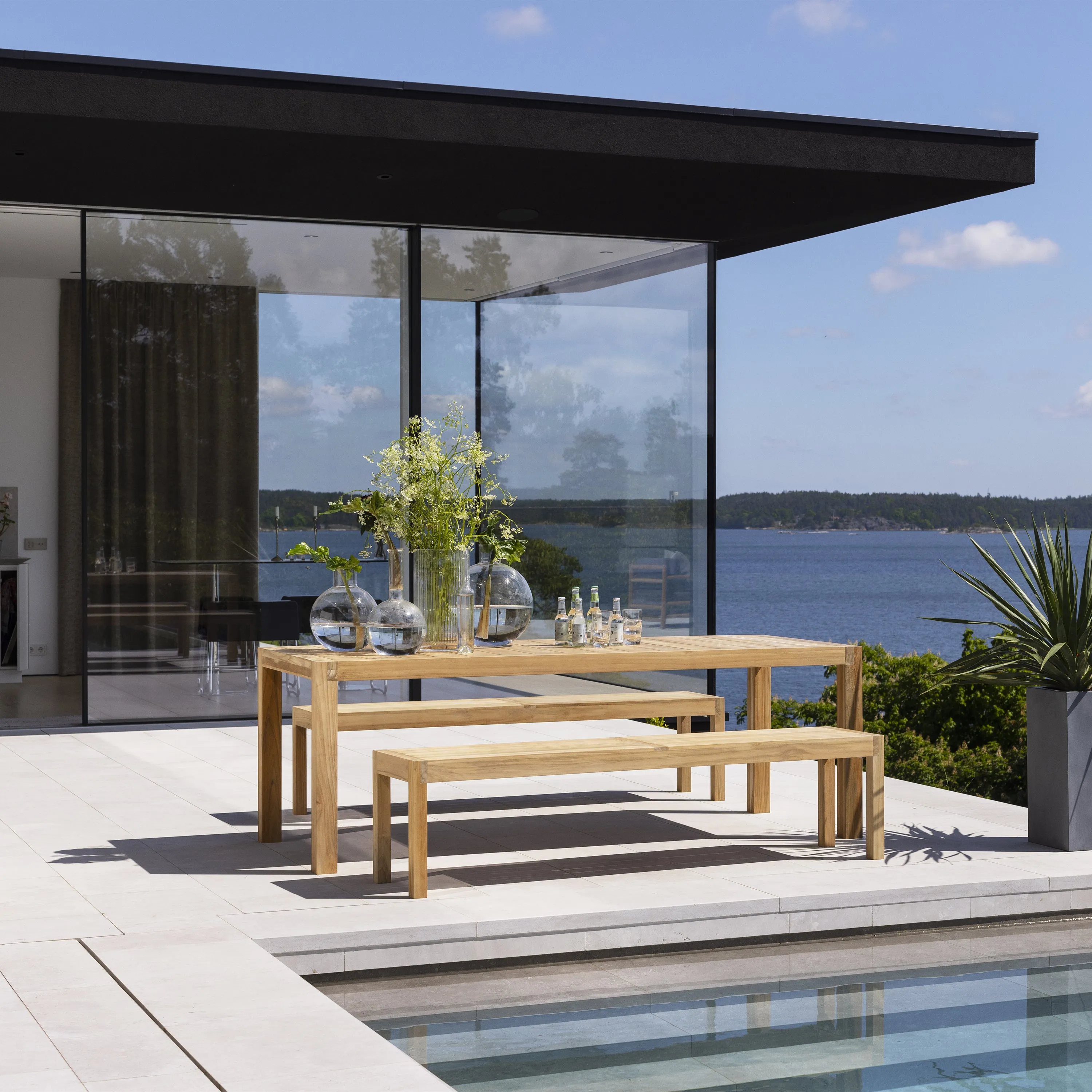 Lakns Dining Table
