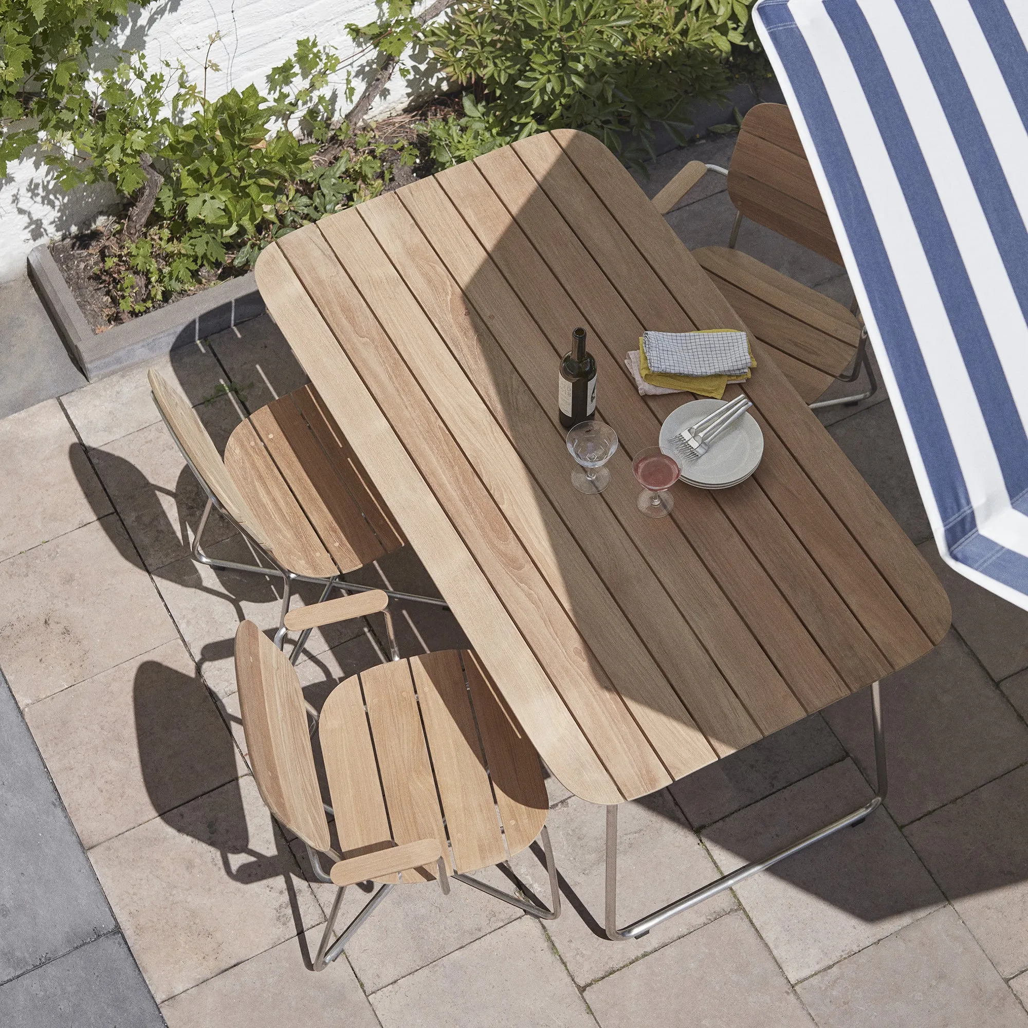 Lilium Dining Table