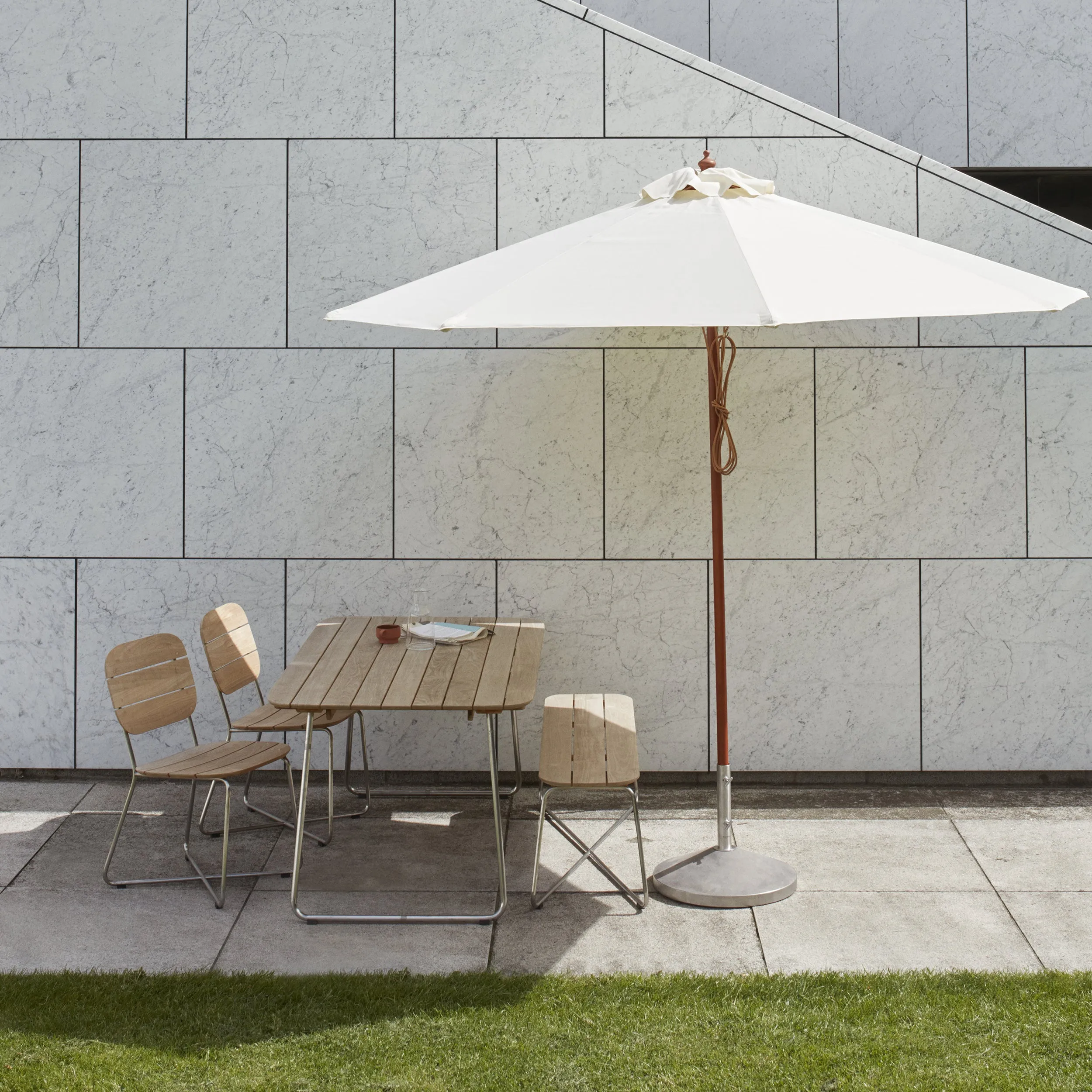 Lilium Dining Table