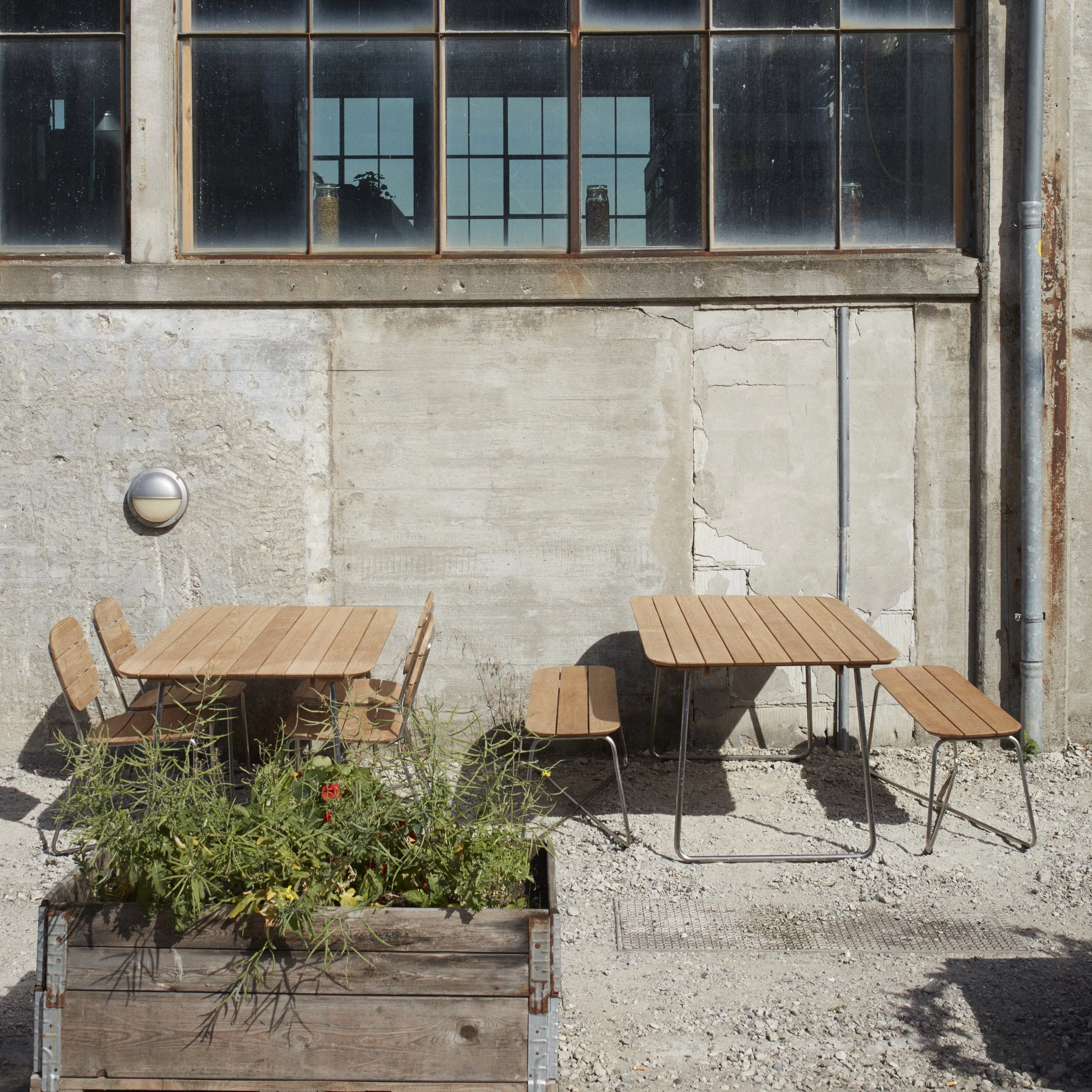 Lilium Dining Table