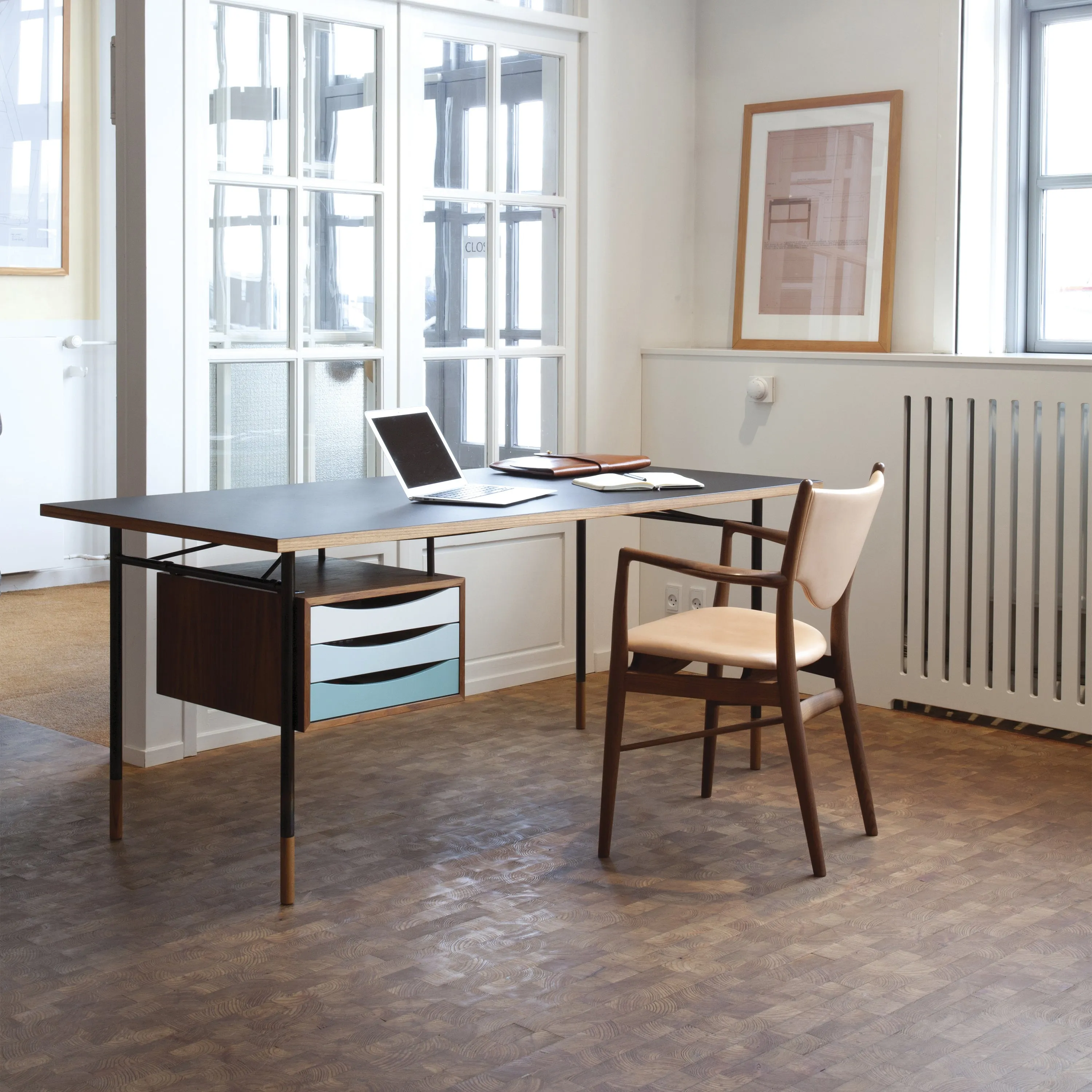 Nyhavn Desk with Tray Unit
