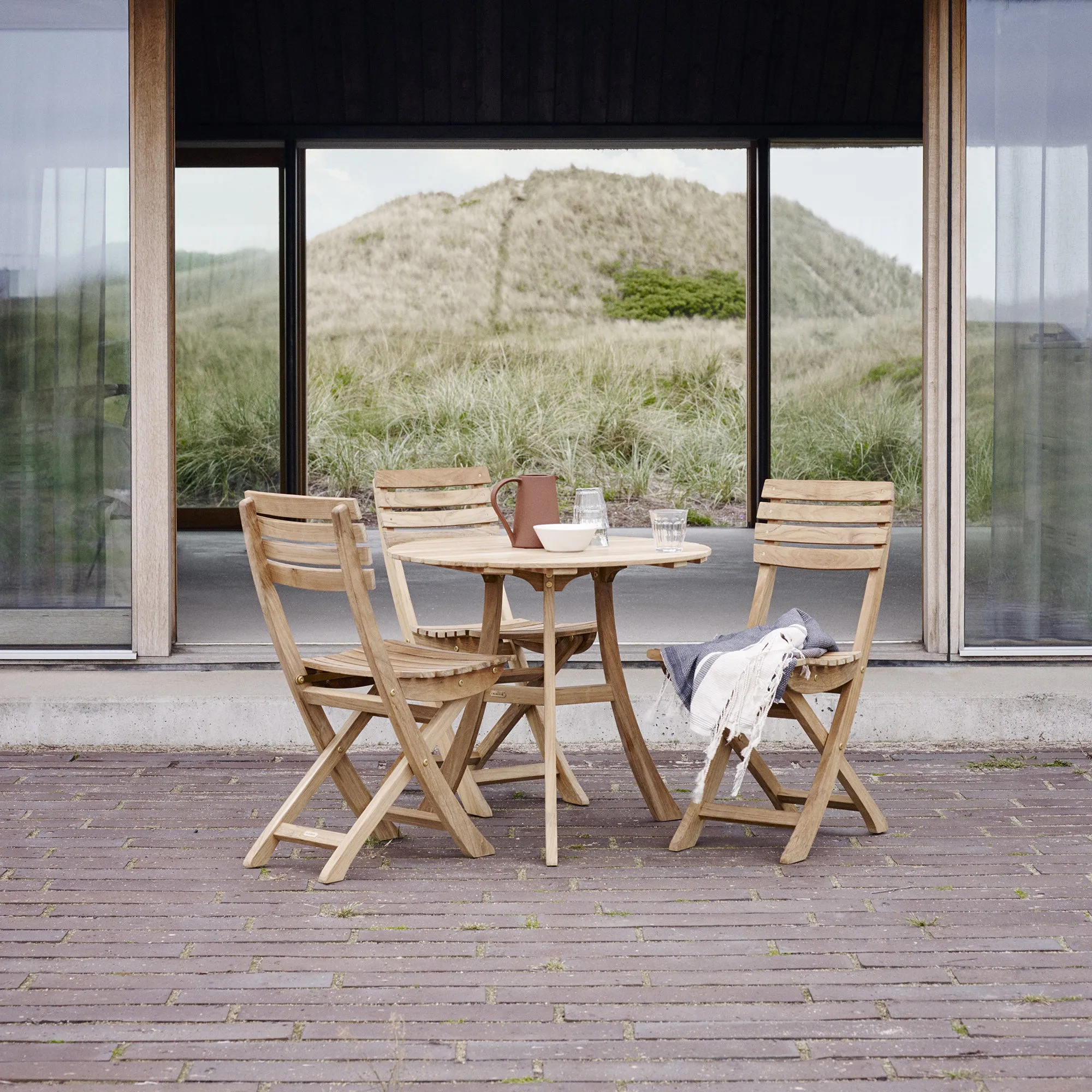 Vendia Round Dining Table